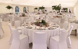 Your wedding can take place outdoors in our romantic park. We set the tables for the guests in our wedding tent among the winding paths, statues and shading trees of the park.